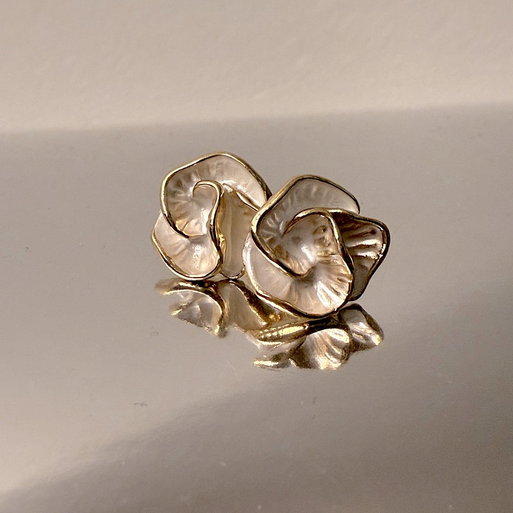 Rose Earrings 0.4in Gold Petal